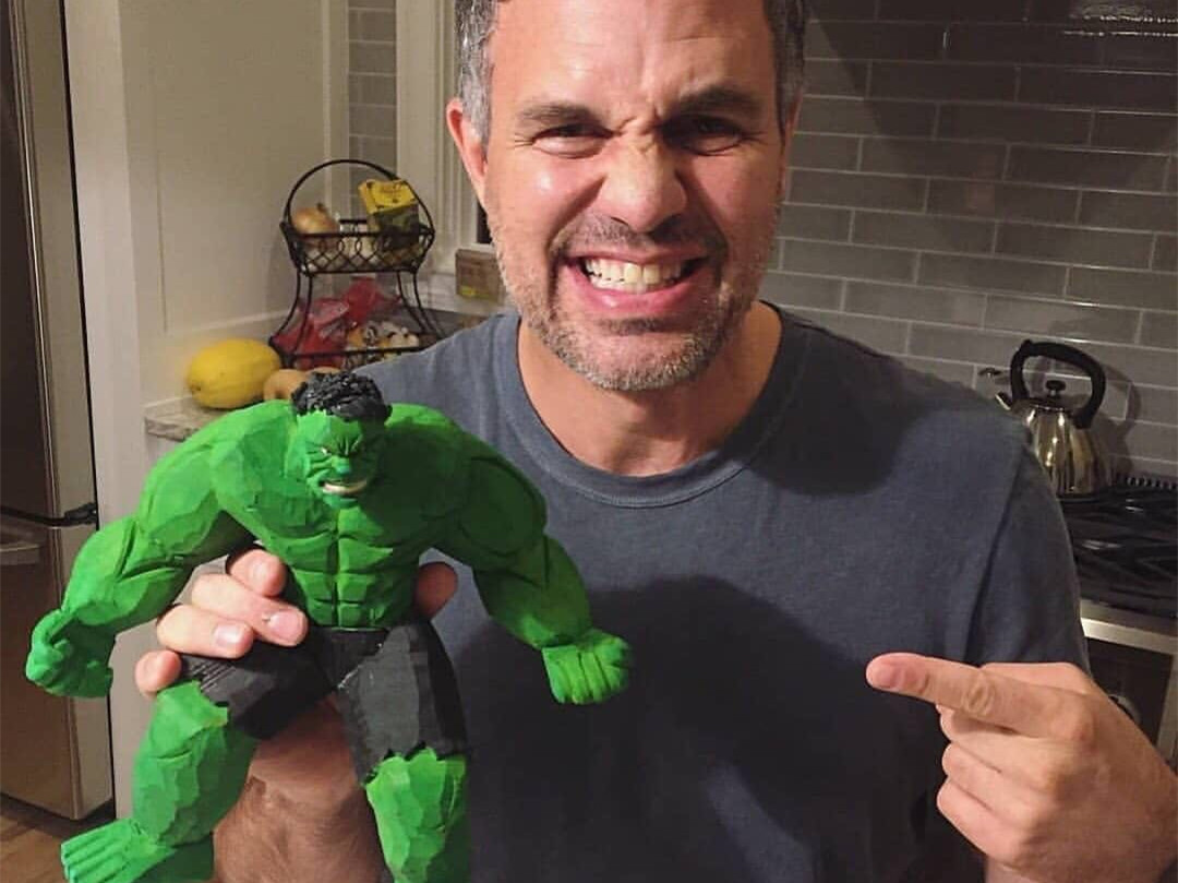 漫威超级英雄与他们的塑料小人合影,我想要寡姐手上的那个!