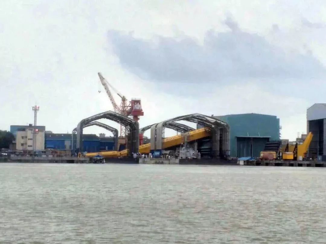 印度造船厂龙门吊倒塌 p17a隐形护卫舰遭到重挫