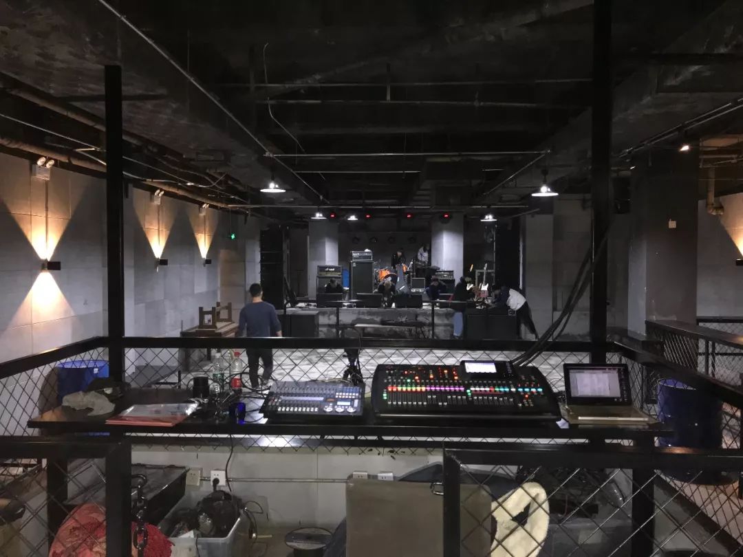 赫兹音乐空间是赫兹酒吧的全新场馆,在近两小时的演出中,文雀为观众