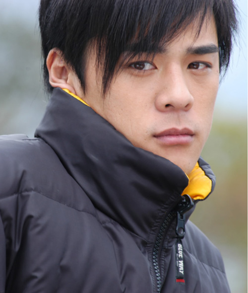 窦智孔,台湾男歌手及演员,曾经是滚石唱片旗下歌手,2000年转战戏剧界