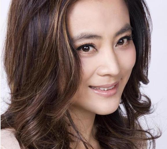 她是最美的玉兔精,又被称为甜歌皇后,现55岁却像25岁少女