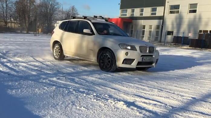 宝马x5冰天雪地大秀漂移,车主很有经验的样子