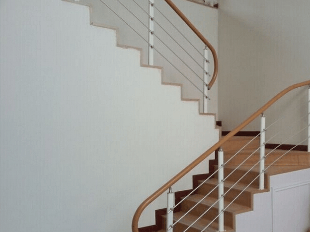 图为楼梯,在颜色的考虑上,主人使用了淡黄色,使得整幢房屋给人一种暖