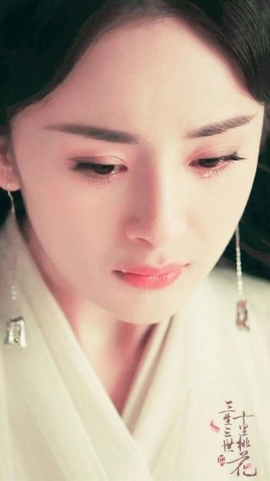 古装美人落泪,赵丽颖颜值巅峰,刘亦菲唯美,她的泪流进了心里!