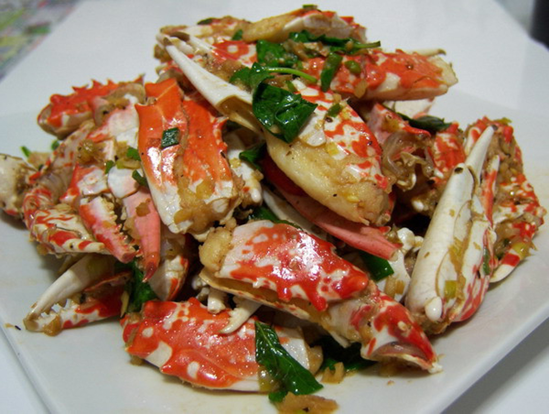 炒蟹脚 材料: 新鲜蟹脚一斤,蒜头,葱花,辣椒,九层塔 调味料: 酱油,黑