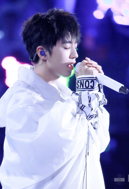 王俊凯白衣飘飘仙气十足五官立体精致举手投足间散发迷人气息