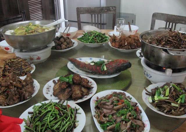 舅舅请我和老公吃饭,一点就是一桌子菜,太豪气了!