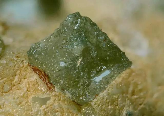 5,方镁石(periclase)4,蓝方石(hauyne)3,铬铁矿(chromite)2,磁铁矿