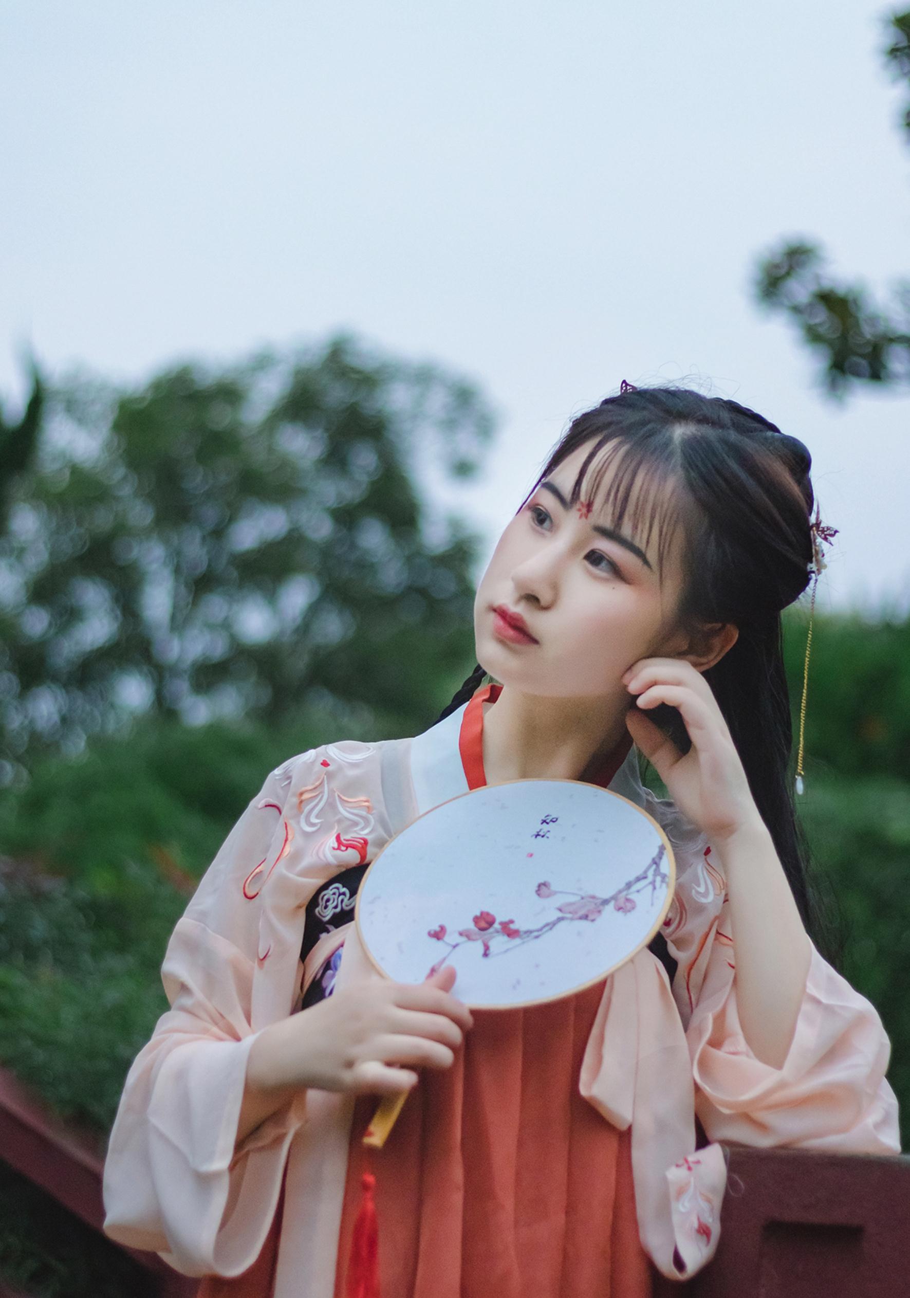 中国传统汉服真的有不一样的气质美女穿上后更显文雅清秀