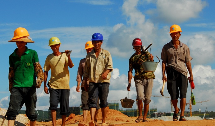 工地一天300却没人来,农民工躺着也不愿意去?农民工说出真相