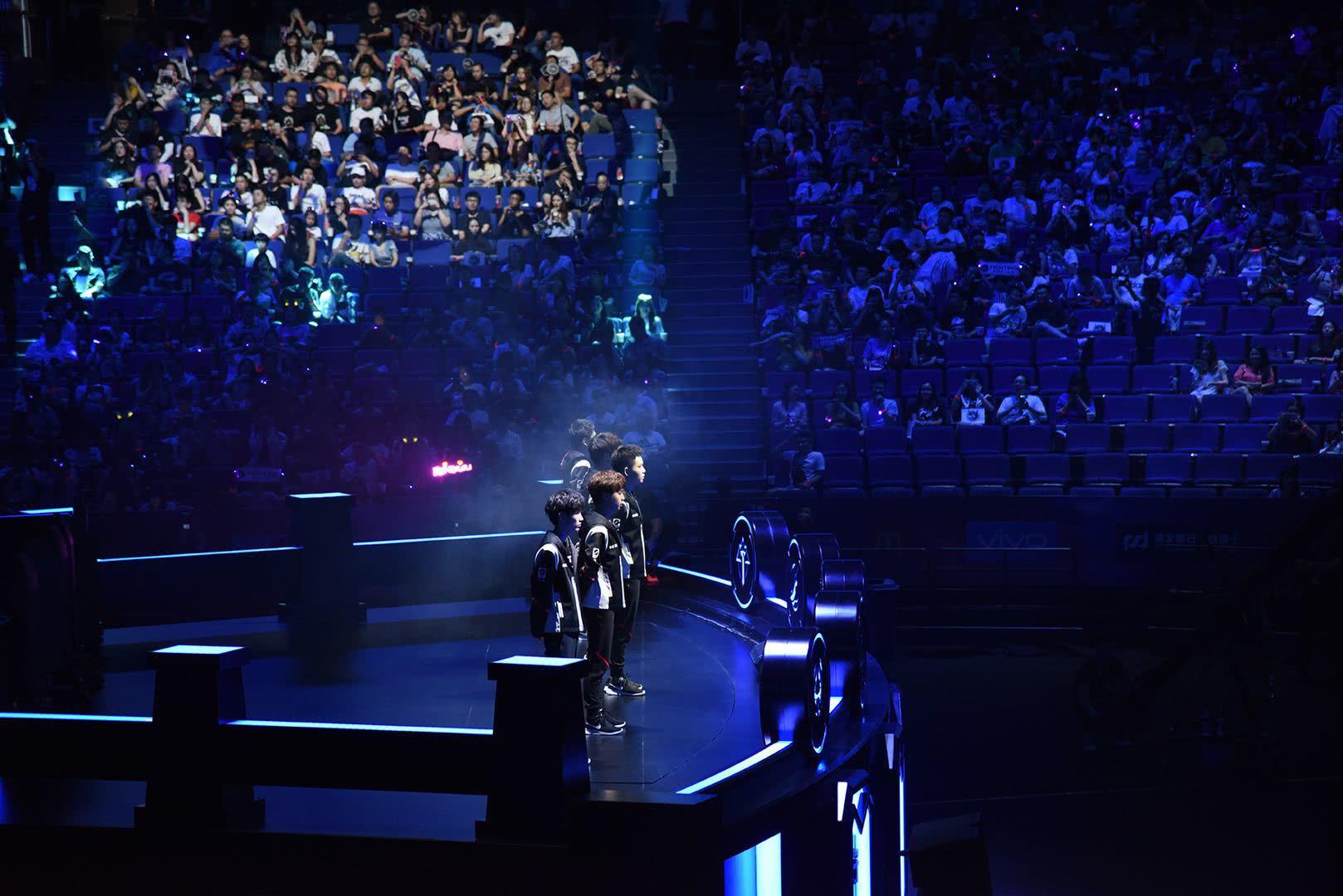 如果有机会,一定要亲临一下比赛现场,感受这种电竞气氛,为自己喜欢的