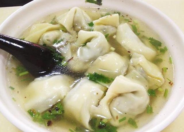 煮馄饨冷水下锅还是热水下锅?教你一招,馄饨不黏糊不破皮