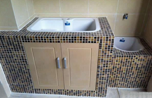 越来越多人喜欢在阳台装拖把池了,简单方便,太聪明了