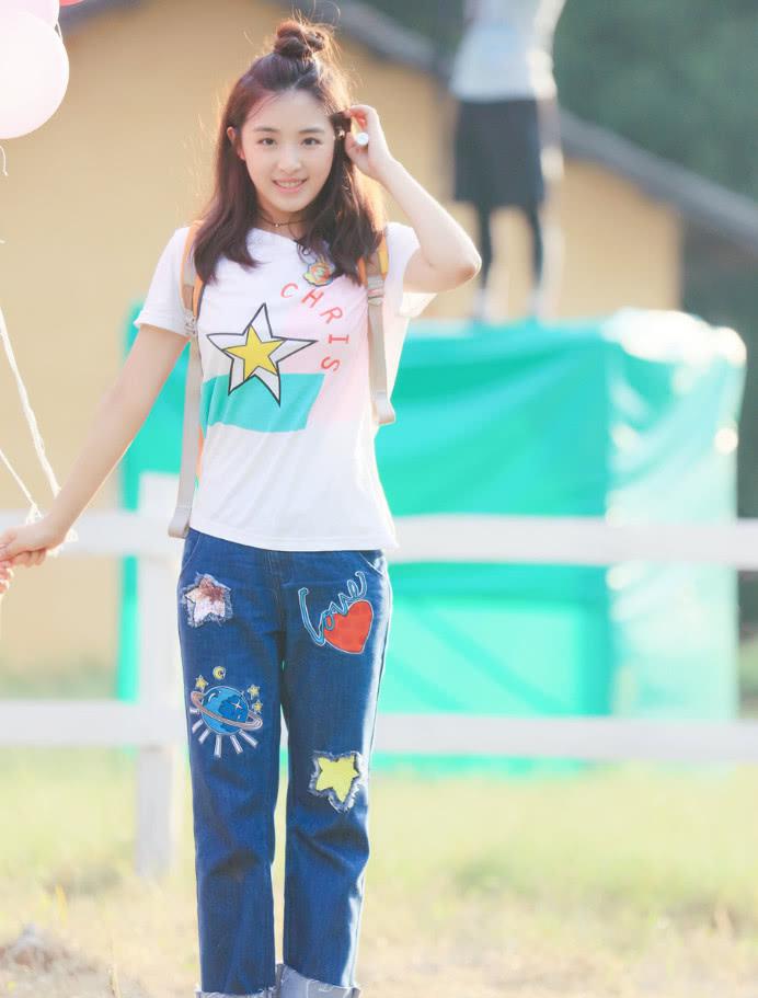29岁的张含韵穿校服一点不违和素颜也很美比谭松韵还少女