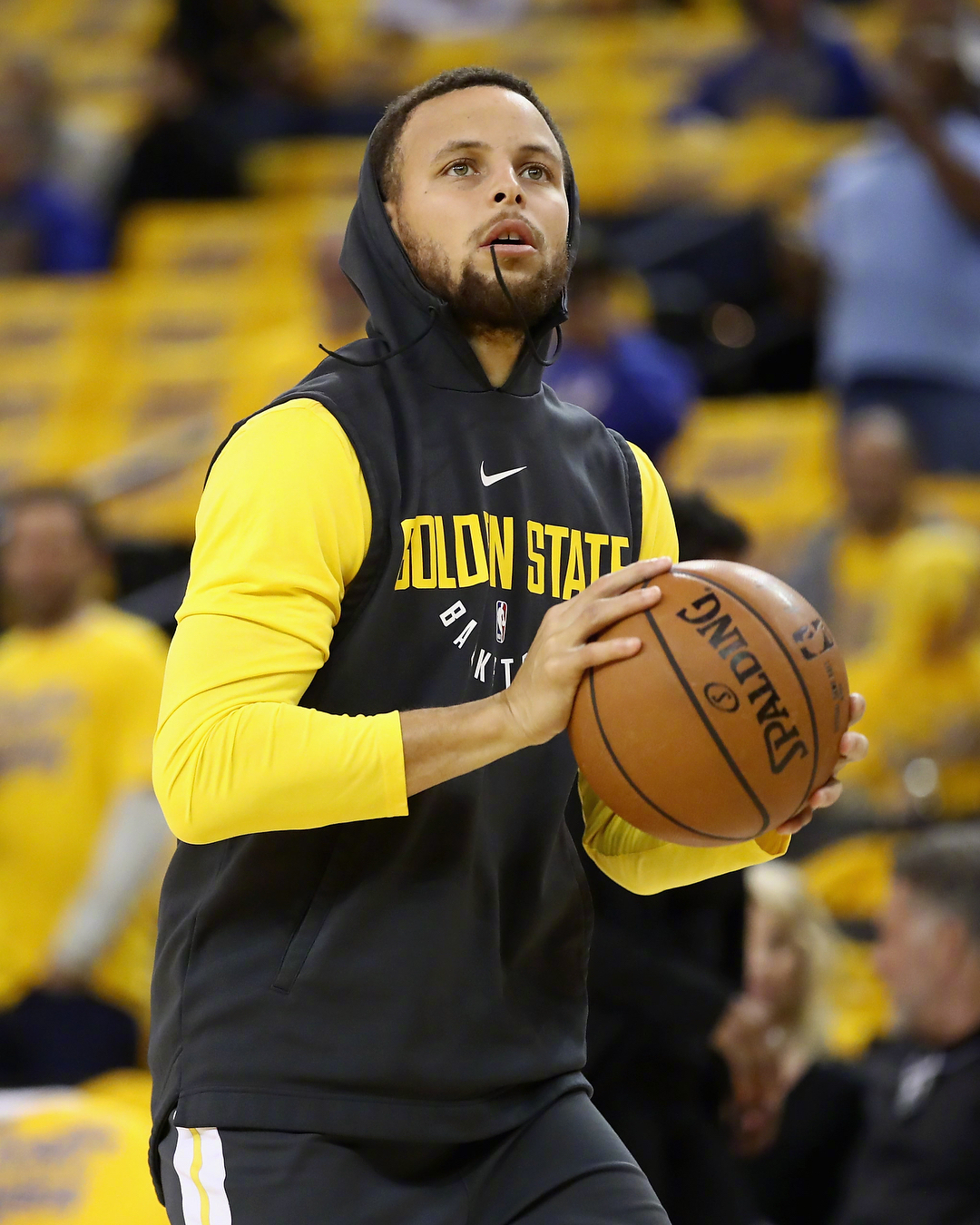 库里g1照片赛前认真热身训练比赛为队友挥舞毛巾