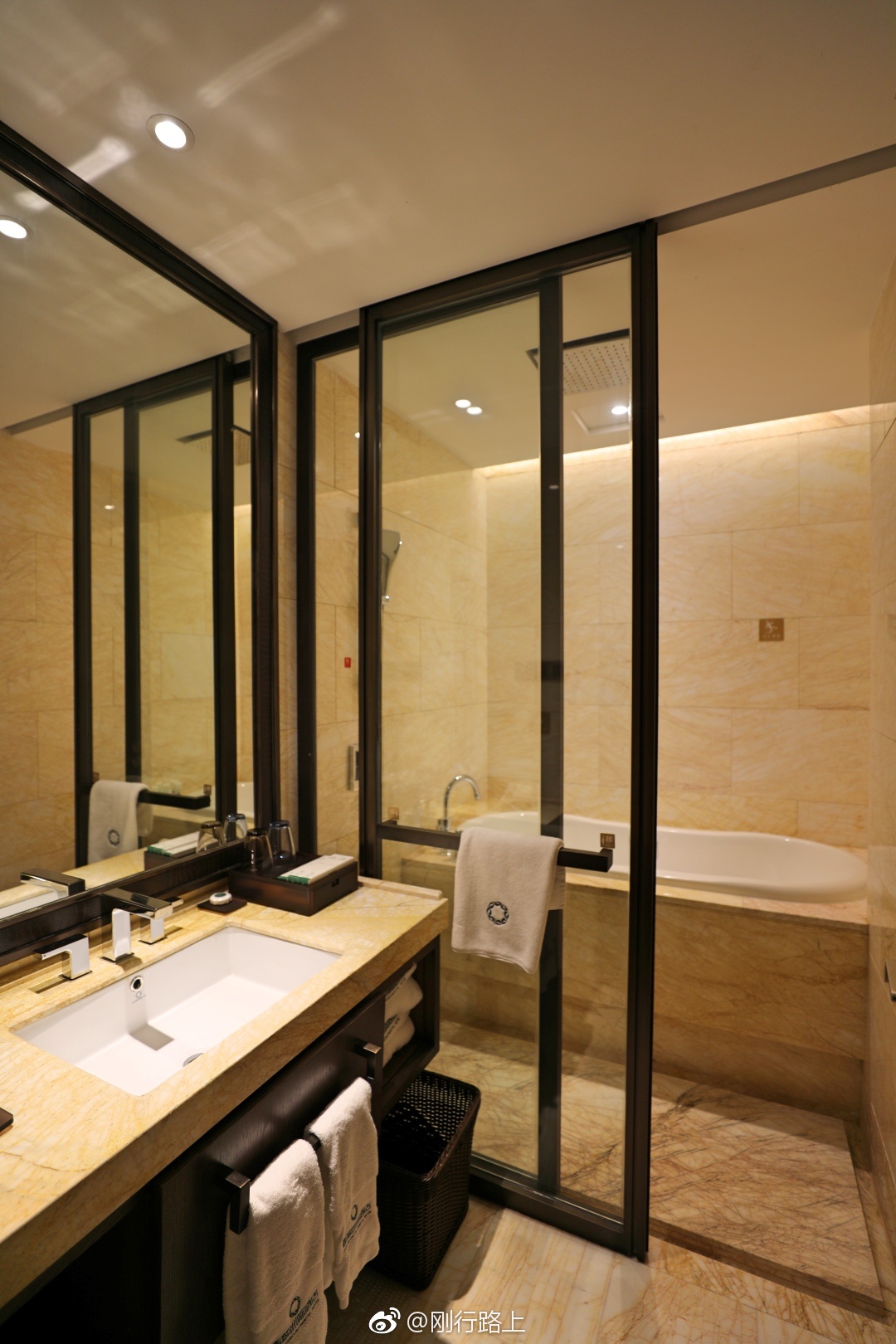 位于抚州市广昌翡翠洲际酒店坐落于广昌解放南路延伸段西侧