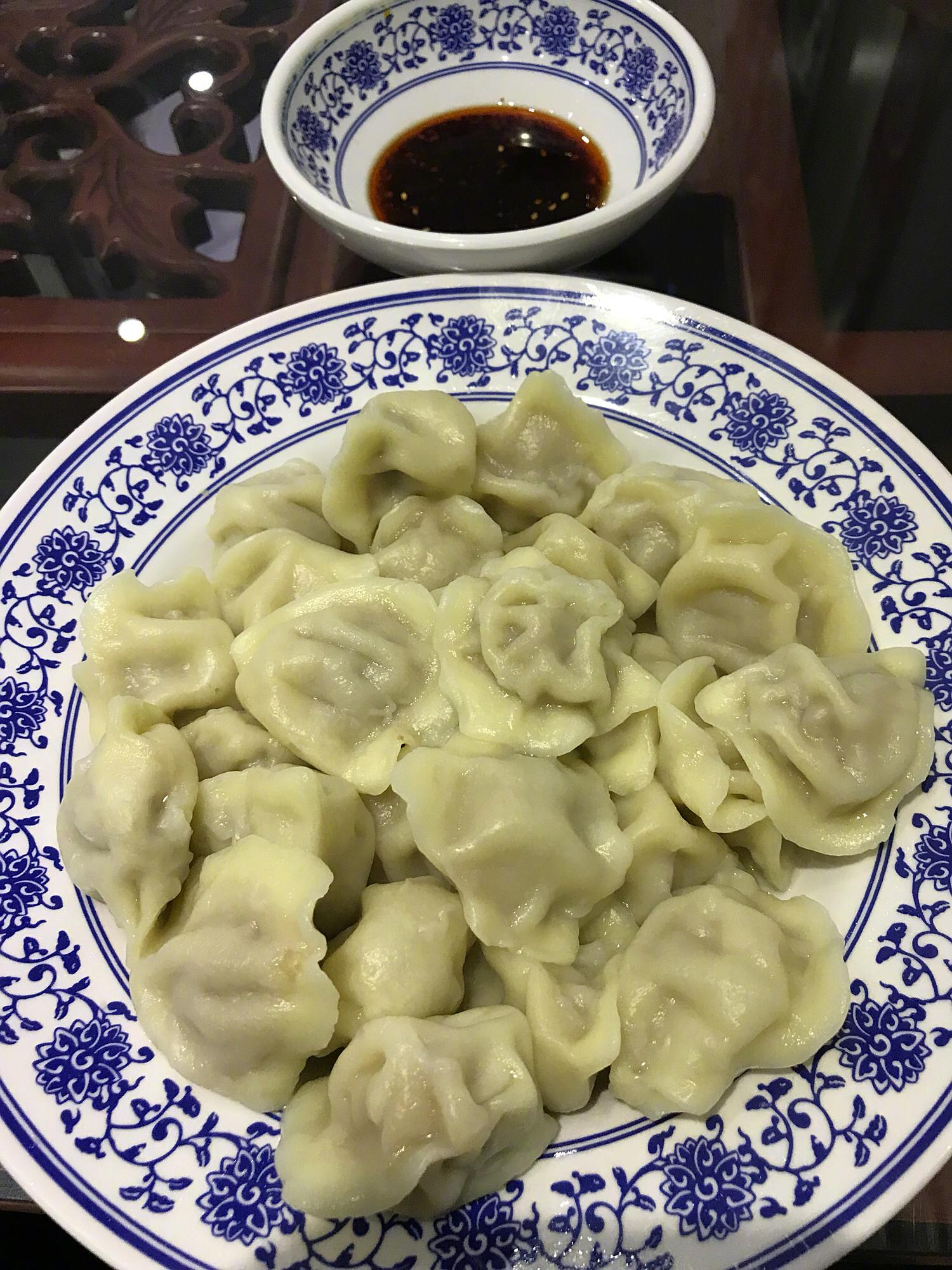 现在喜欢把饺子捞出来放盘里了,原汁原味,成熟了