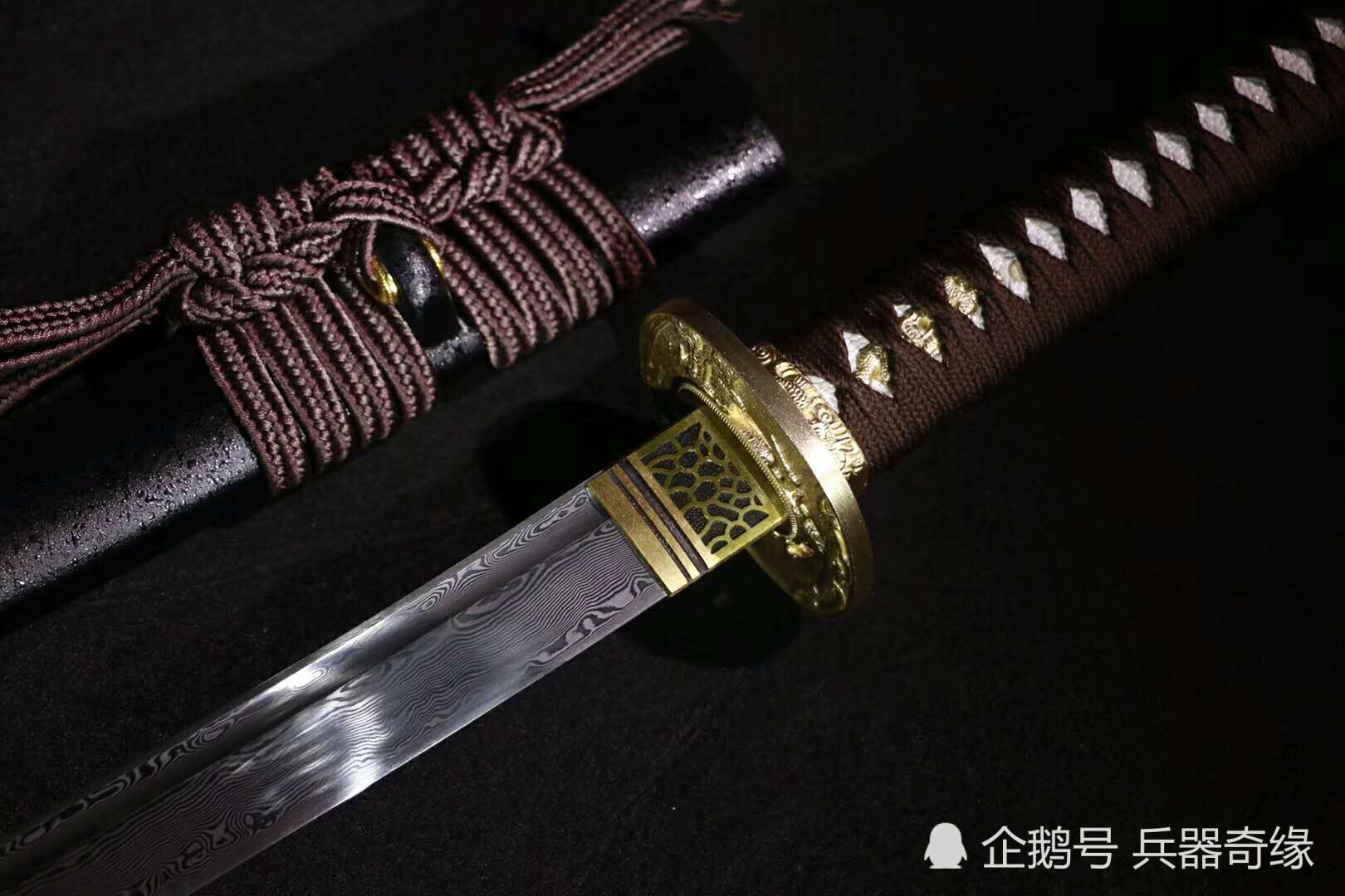 高性能花纹钢武士刀 弯曲90马上回直|花纹钢|武士刀|高性能_新浪新闻