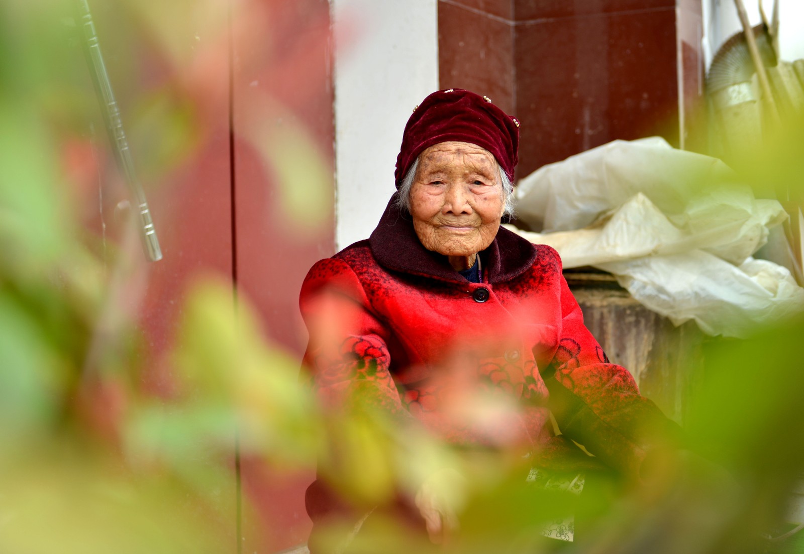 107岁农村老人清贫过一生 如今还能干农活,针线活|饺子|孙媳妇|农活