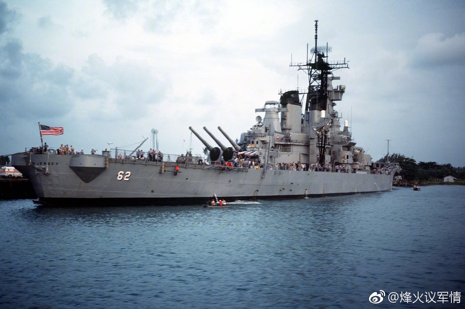 1984年老照片巴拿马运河上的美国海军新泽西号战列舰bb62