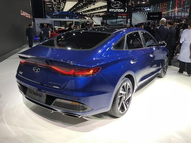 外观方面,lafesta保留了不少现代家族的设计风格,但是在溜背式轿跑