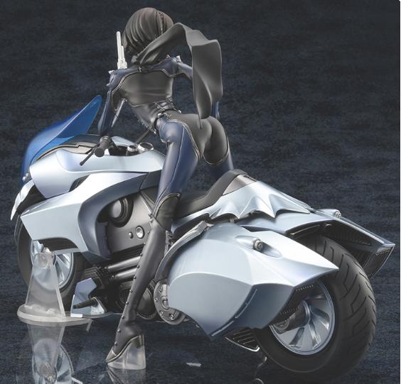 性感女神新岛真着贴身黑色紧身衣,脚下的超级摩托车同样的吸引眼球