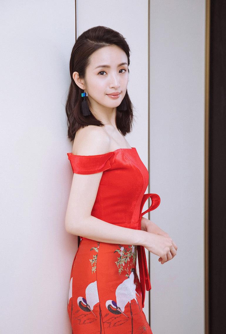 林依晨时尚写真,露香肩尽显完美腰线,这还是我们的湘琴吗?