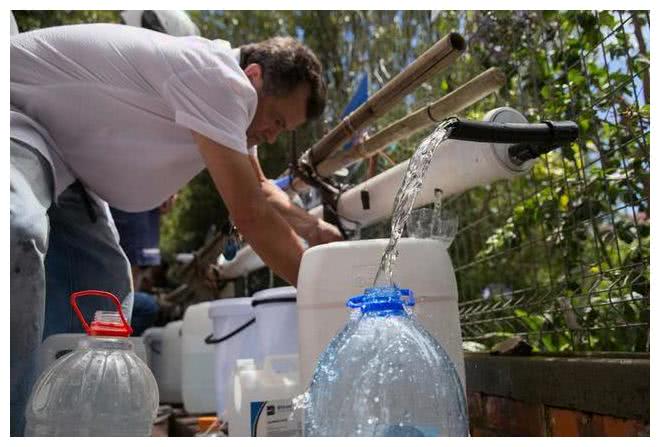 南非这个大城市干枯了,400万人没水喝,洗澡90秒是极限