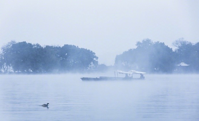 江上晚来堪画处,钓鱼人一蓑归去