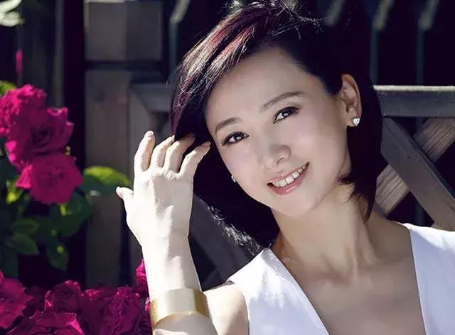 她21岁获亚洲小姐冠军,与徐峥合作走红,今50岁晒照仍很美