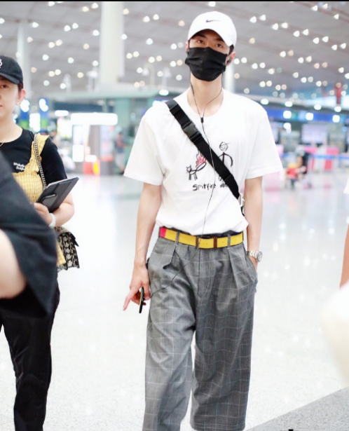王一博身穿白色t恤搭配格纹宽松长裤现身机场 清新自然帅气十足