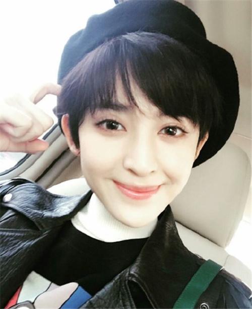 张含韵狠心剪了个短发,网友说完全不敢相认!