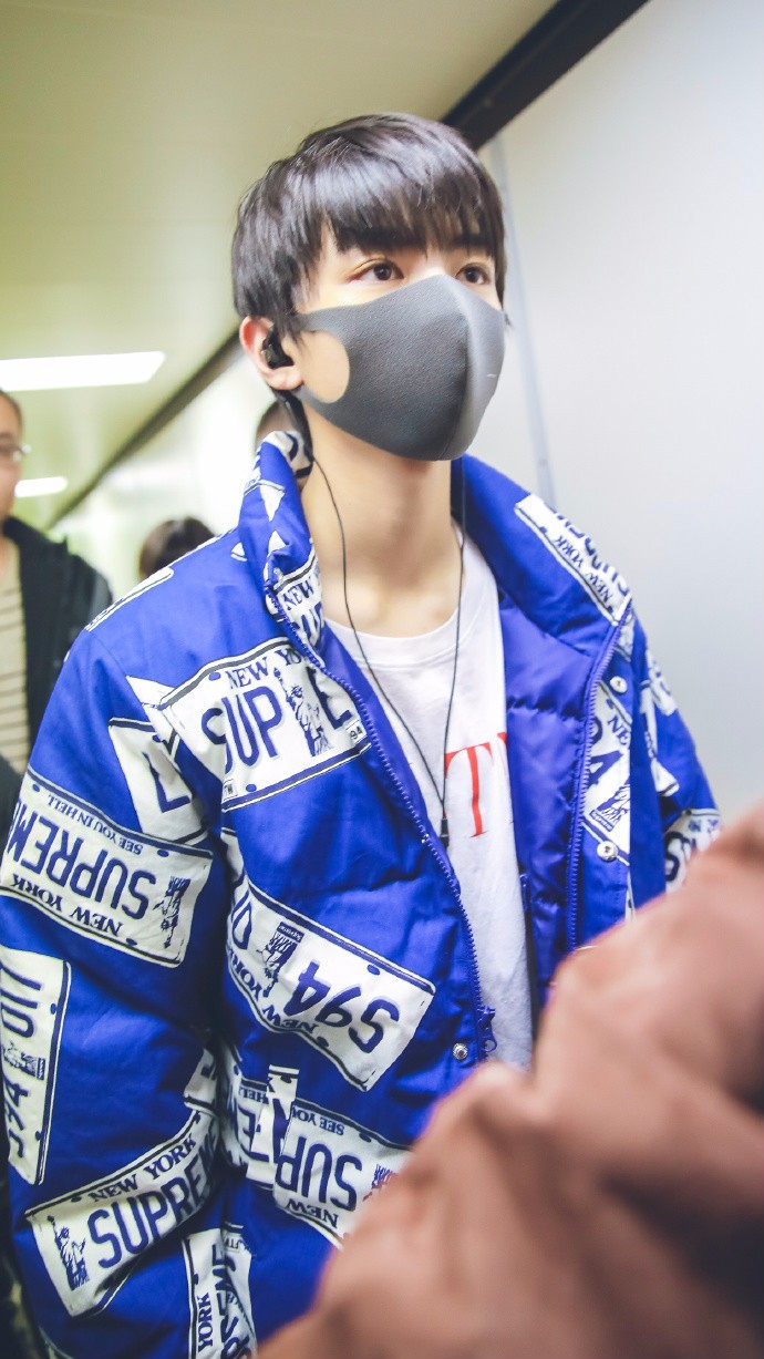 王俊凯穿蓝色外套口罩遮面现身机场,一双清澈明亮的大眼睛真好看_新浪