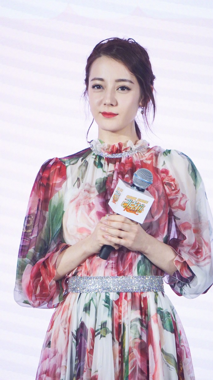 迪丽热巴亮相21克拉首映发布会肤白貌美穿印花长裙像花仙子