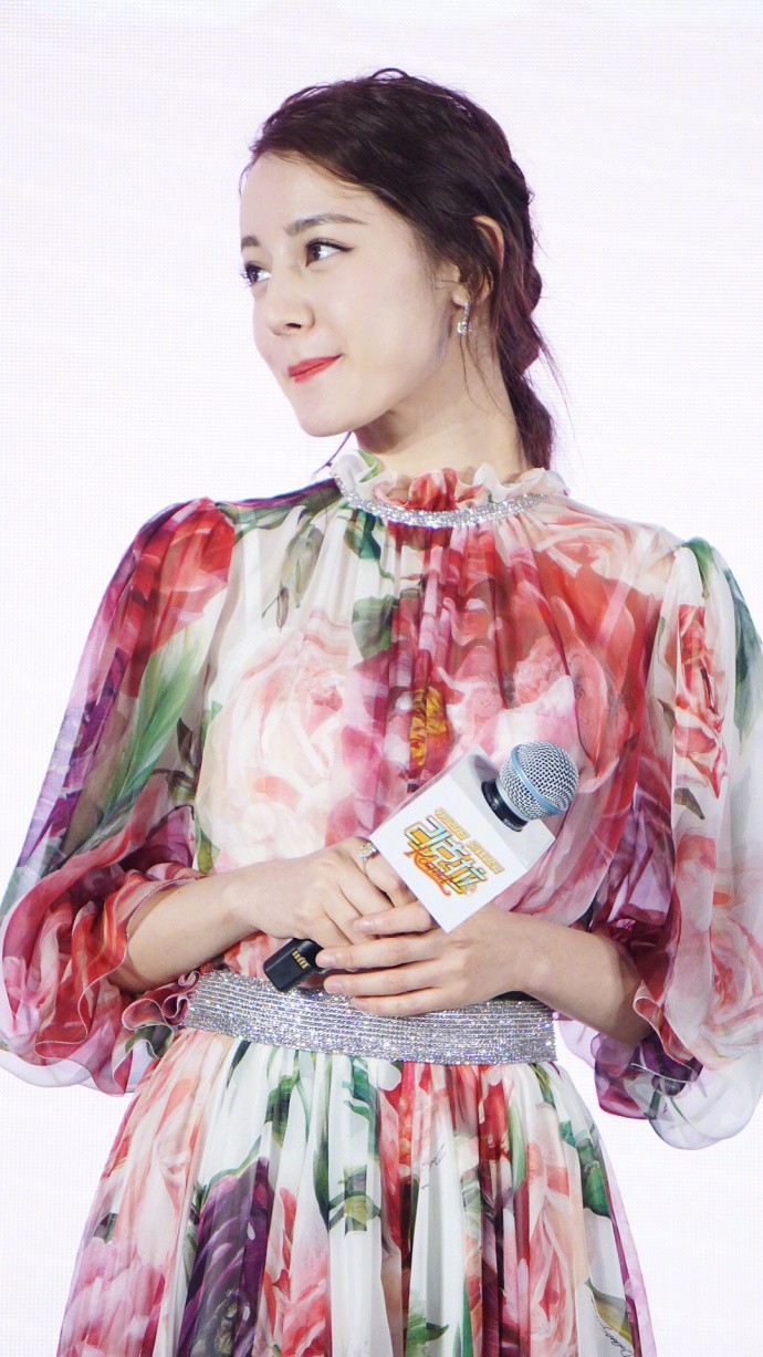 迪丽热巴亮相21克拉首映发布会肤白貌美穿印花长裙像花仙子