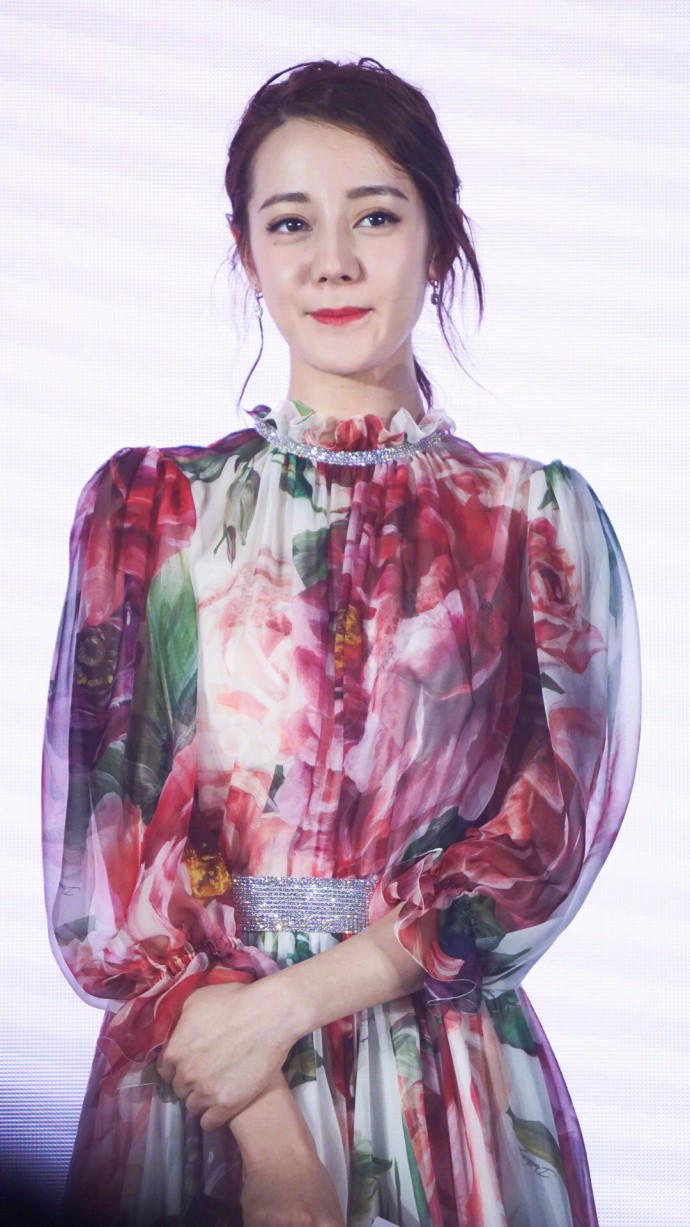 迪丽热巴亮相21克拉首映发布会肤白貌美穿印花长裙像花仙子