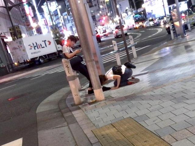 算什么男人短发妹街上土下座求原谅男友滑手机无视