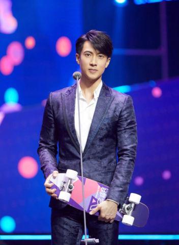 39岁吴尊和27岁杨洋同框,两人气质差距太大,你更喜欢哪个?