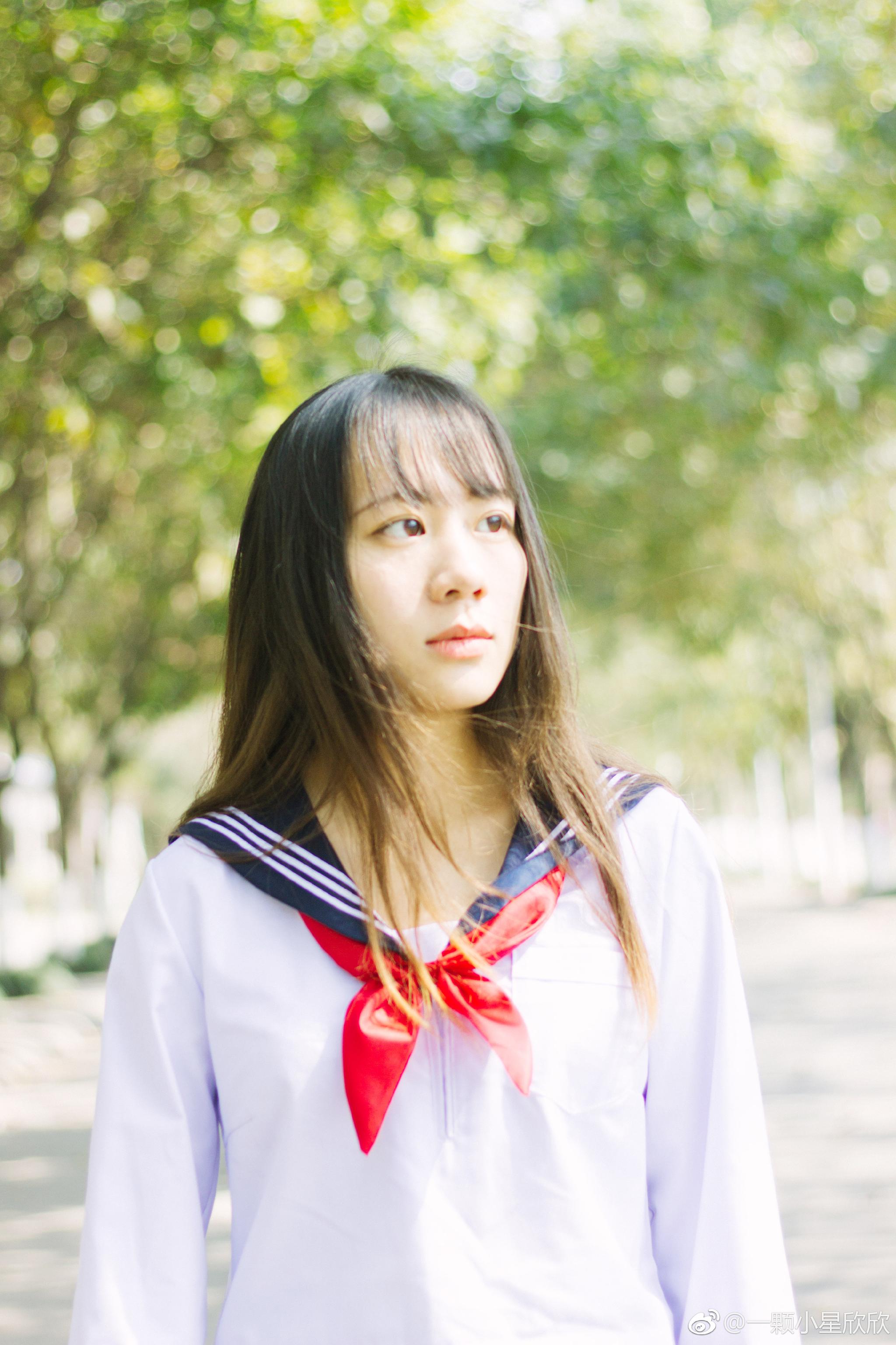 我让小姐姐给这组照片取个名字她说女大学生我
