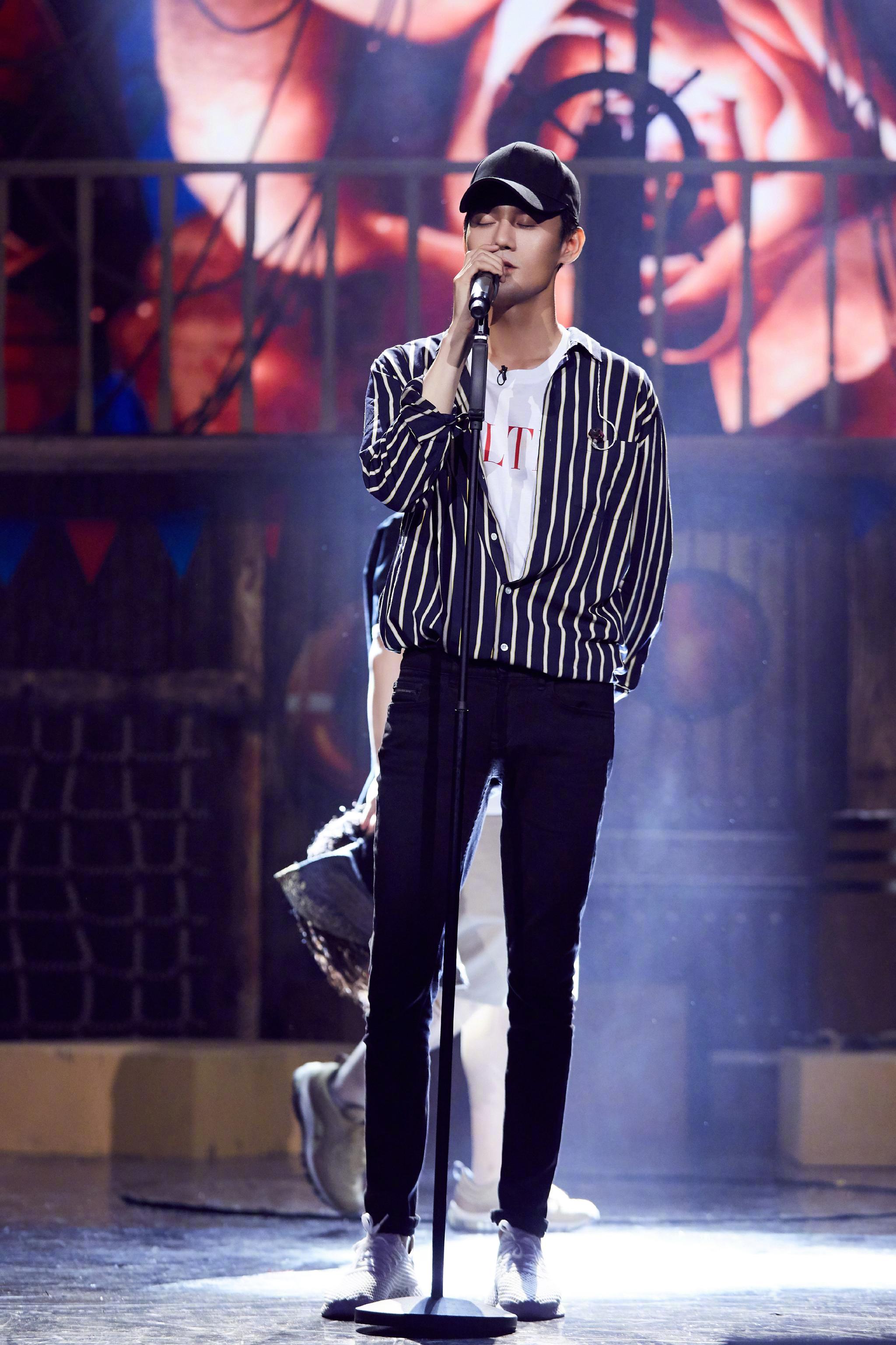 王凯真会玩,穿个皮衣还选"波光"款,越来越有贵公子范!