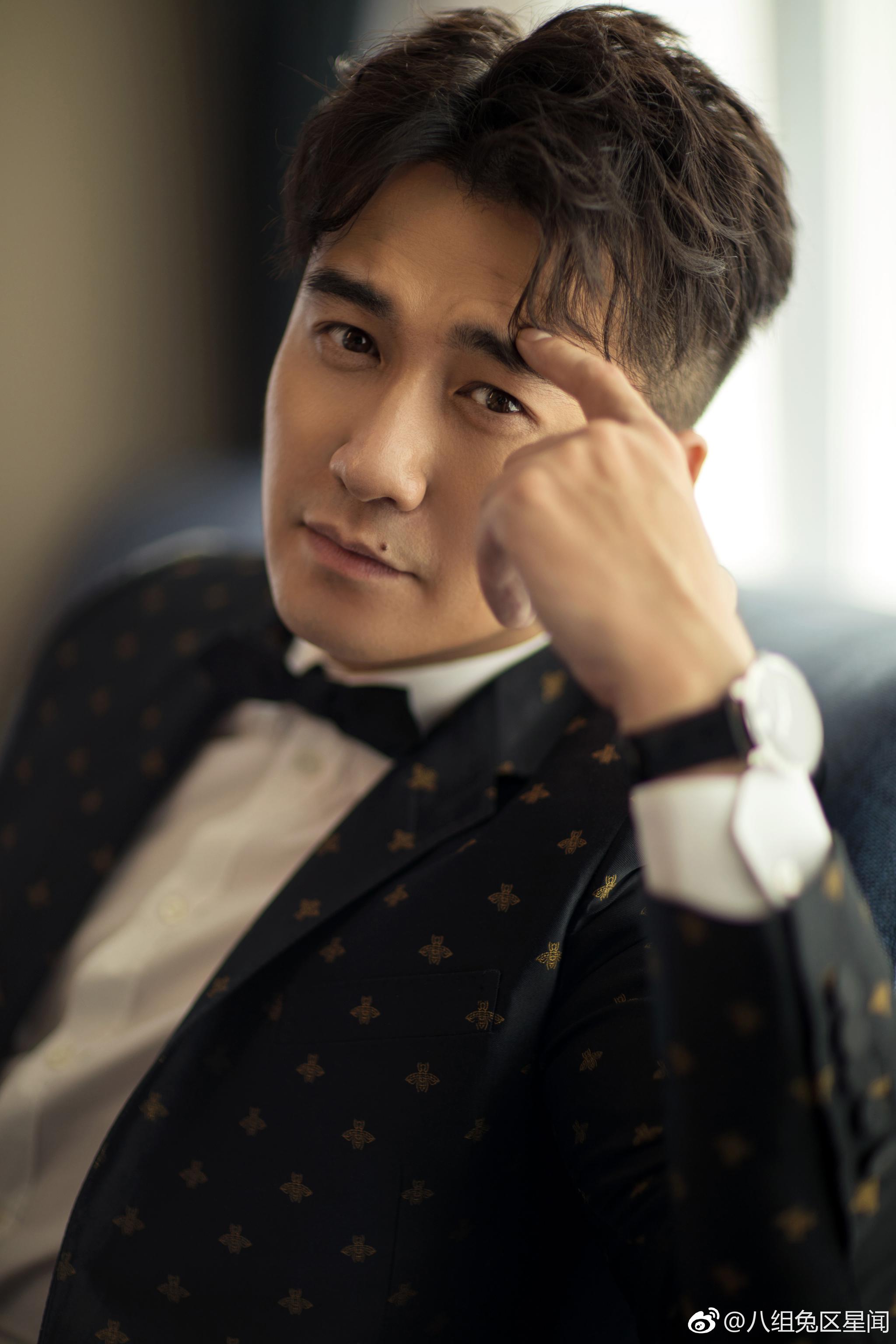 你被今日份的翟天临电到了吗?一身帅气西装亮相京东之夜