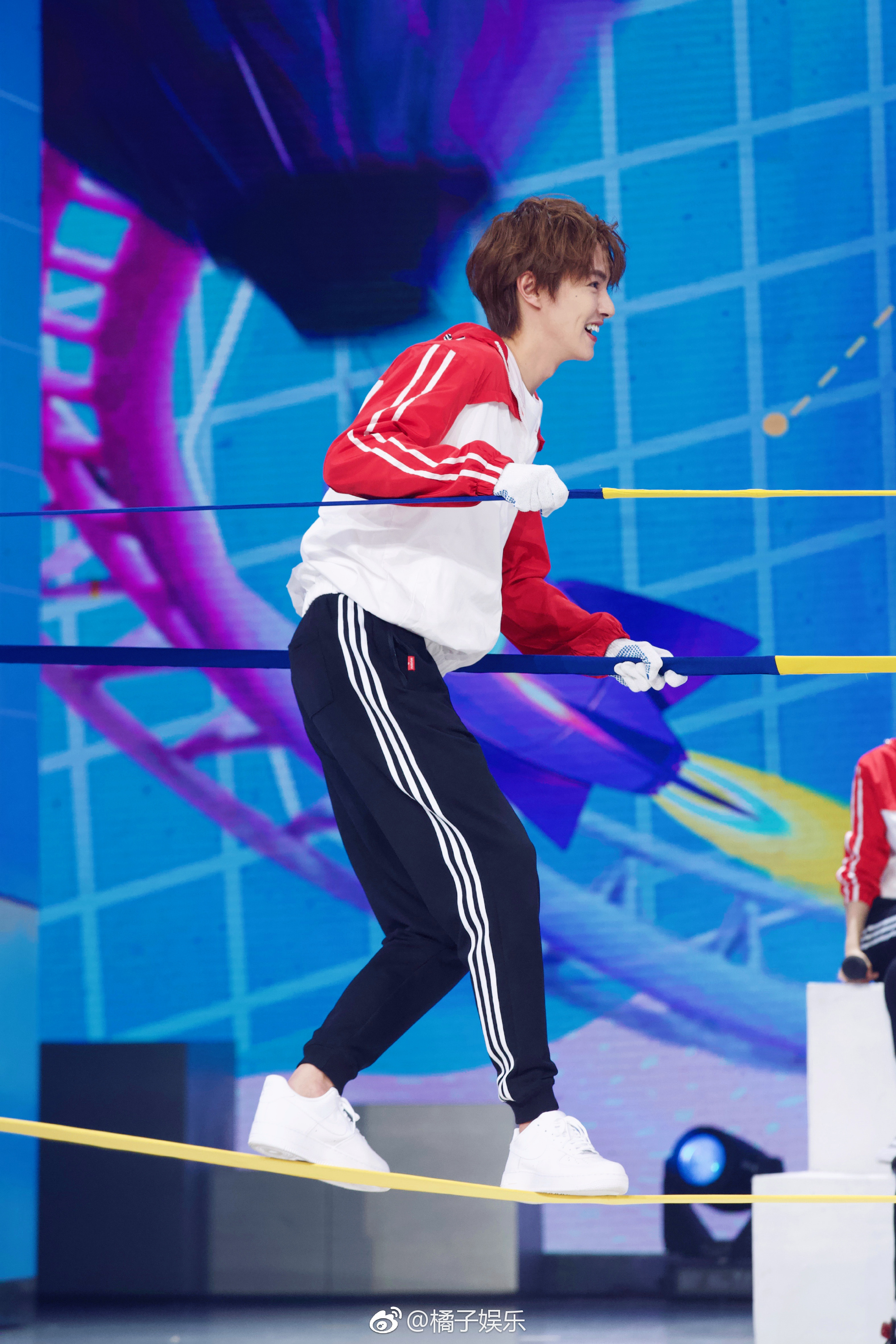 温柔花泽类@官鸿kuan 今晚再次做客《快乐大本营》