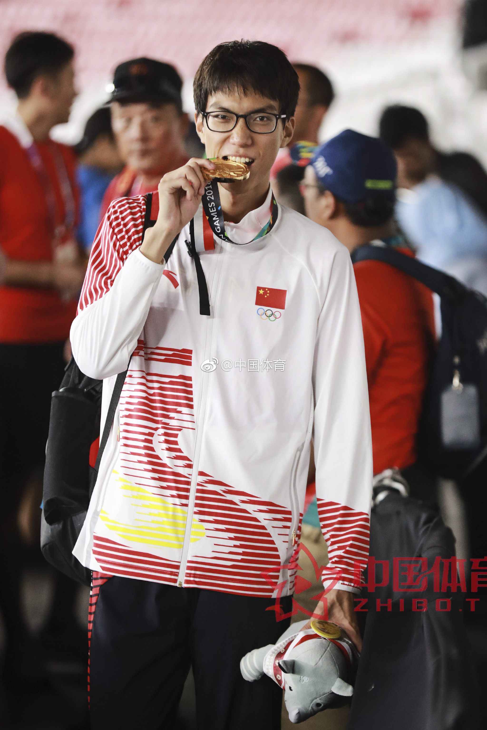 王宇,英年早婚,妻子很漂亮