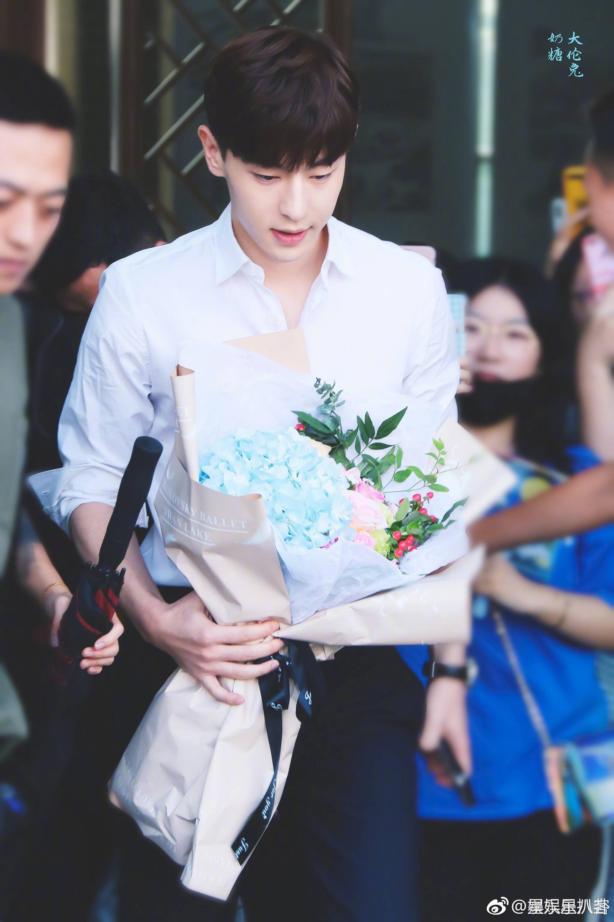 邓伦后援会给邓伦新戏杀青应援了9w块钱的烧饼