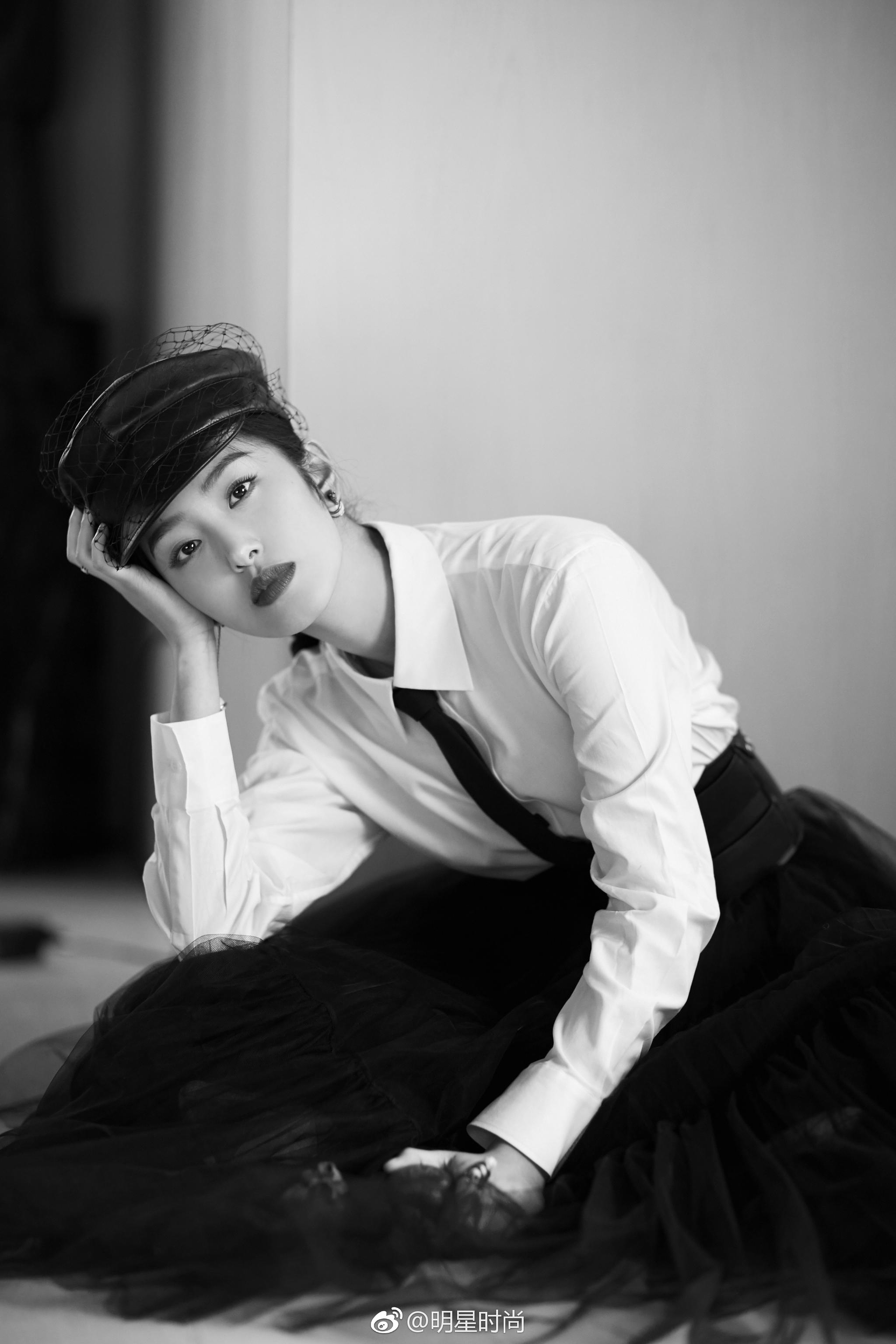 受dior活动邀请,@杨采钰ora 一身墨绿色西装搭配蓬松纱裙