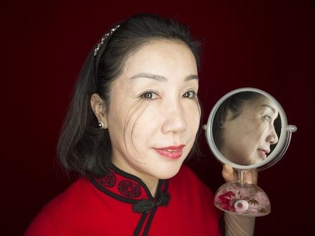 这位大姐眼睫毛可以碰到嘴巴,创下世界纪录,可怎么看都恶心!
