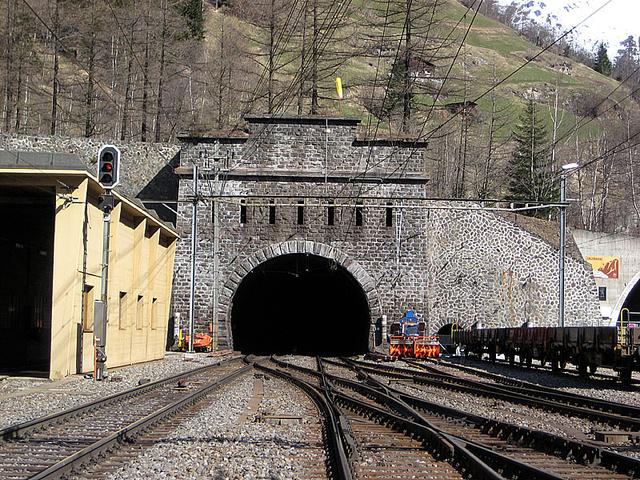 世界最长陆上隧道:花270亿8年修成,地下两千米处能无线上网