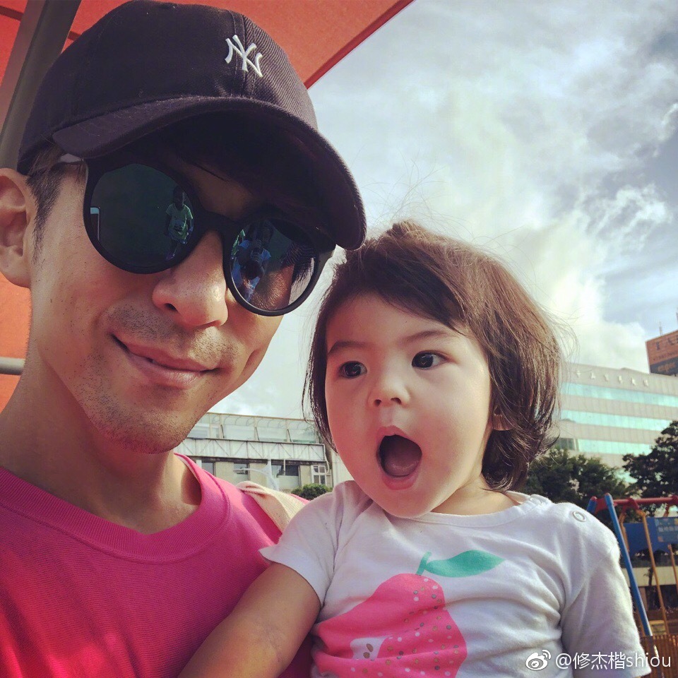 修杰楷微博晒的这张照片有三个人,你看出来了