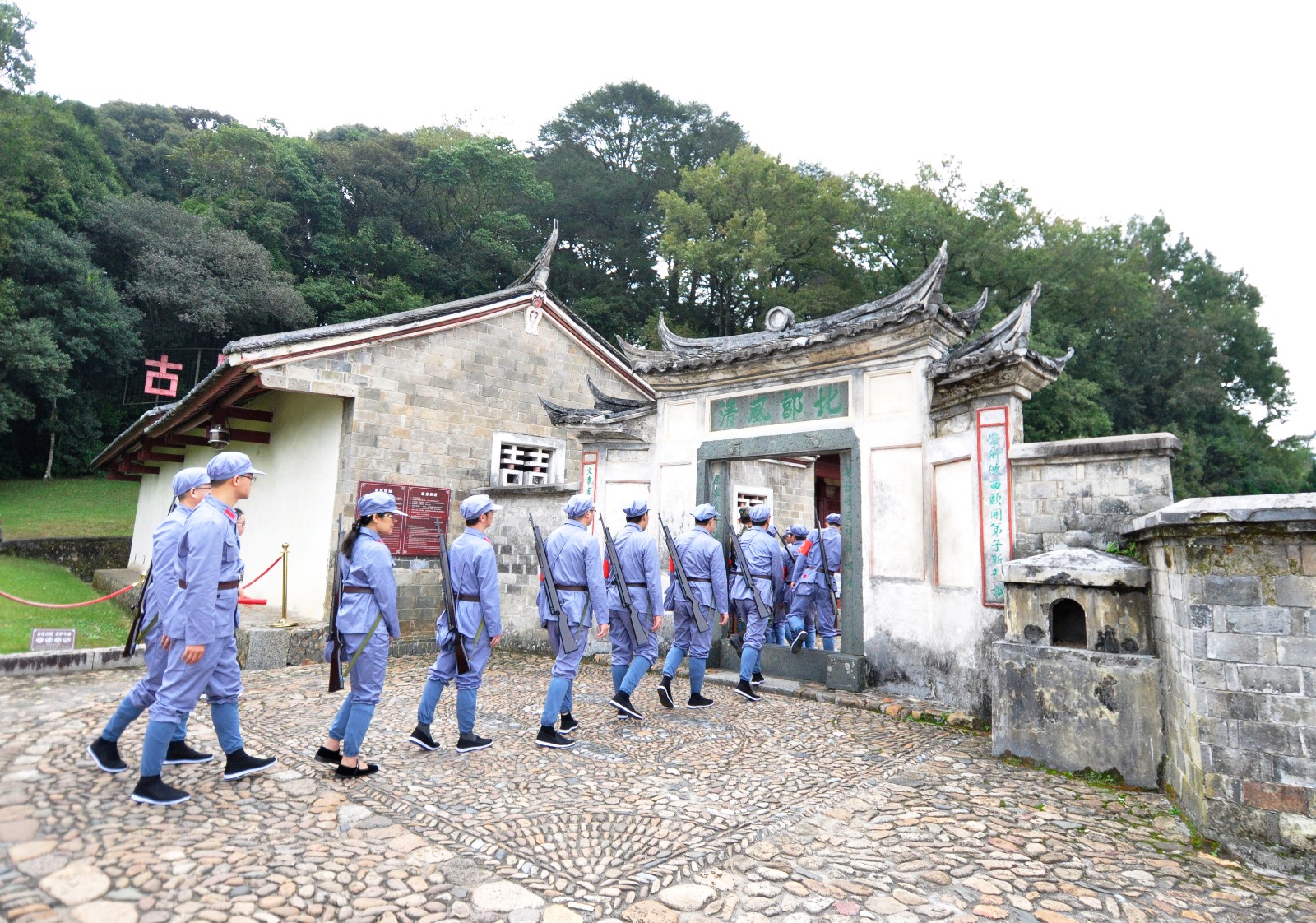 福建上杭：游客穿着红军服参观古田会议会址 接受革命传统教育|古田会议会址|古田会议纪念馆|古田镇_新浪新闻