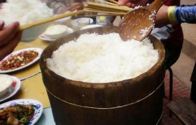 假如给你"一桶"米饭,吃完就给88万,只能选一道菜,你怎么选